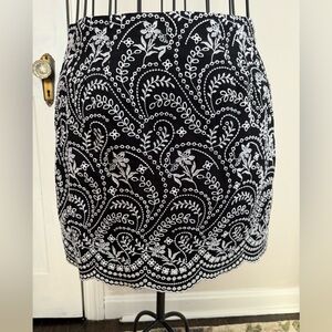 LOFT Black and White embroidered Mini Skirt 100% cotton, lined.